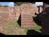 03737 ostia - regio i - insula ii - caseggiato del termopolio (i,ii,5) - raum 18 - bli ri osten - 09-2022.jpg